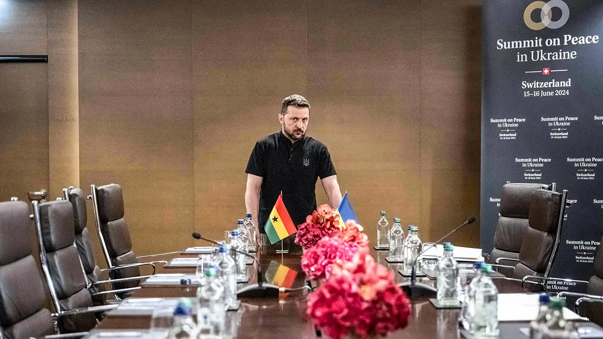 El presidente de Ucrania, Volodimir Zelenski, espera su próxima reunión bilateral, durante la cumbre sobre la paz en Ucrania, cerca de Lucerna, el 16 de junio de 2024 - AFP/ALESSANDRO DELLA VALLE