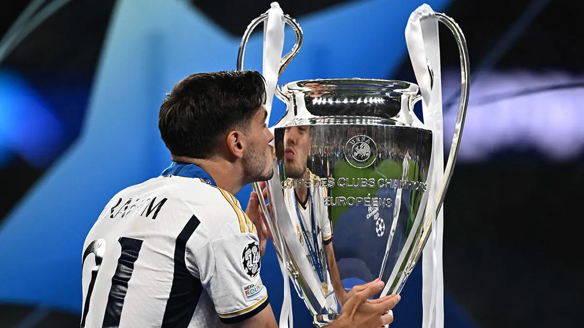 <p>Brahim Díaz del Real Madrid besa el trofeo de la Liga de Campeones el 1 de junio de 2024 - REUTERS/DYLAN MARTINEZ</p>
