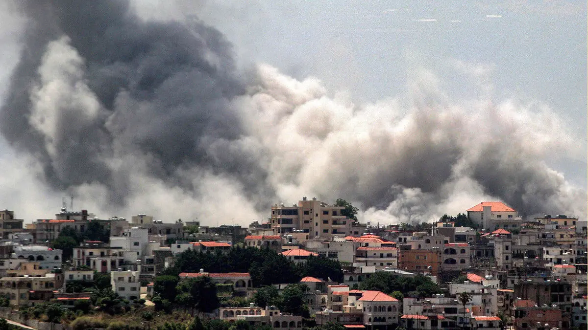 El humo se eleva durante el bombardeo israelí en la aldea de Khiam en el sur del Líbano, cerca de la frontera con Israel, en medio de tensiones transfronterizas mientras continúan los combates entre Israel y Hamás en la Franja de Gaza - AFP/ RABIH DAHER 
