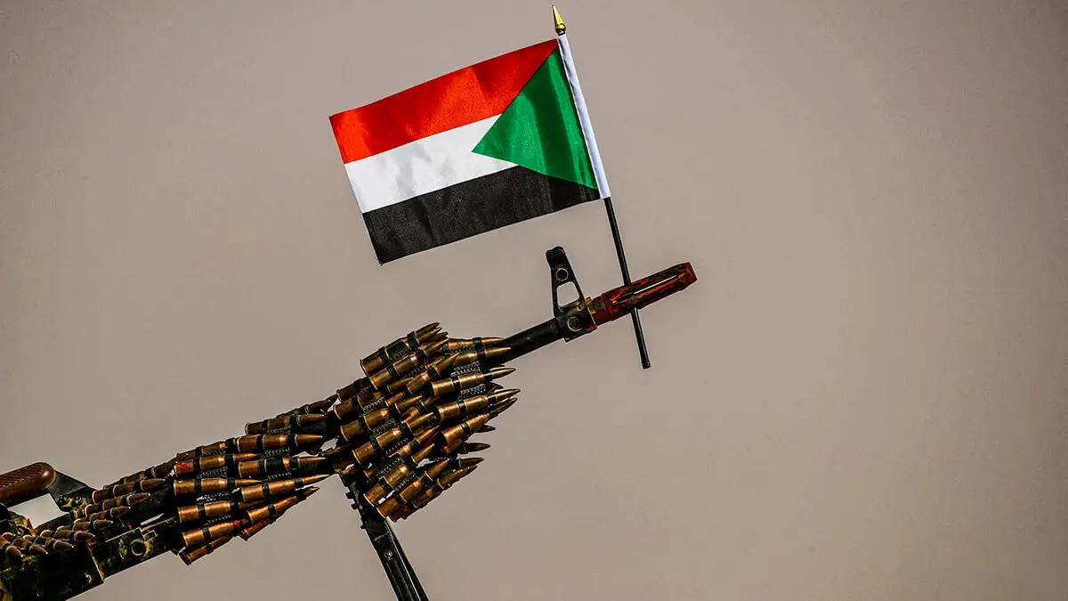 Una bandera nacional sudanesa está adherida a una ametralladora de soldados de las Fuerzas Paramilitares de Apoyo Rápido (FAR) - REUTERS/UMIT BEKTAS