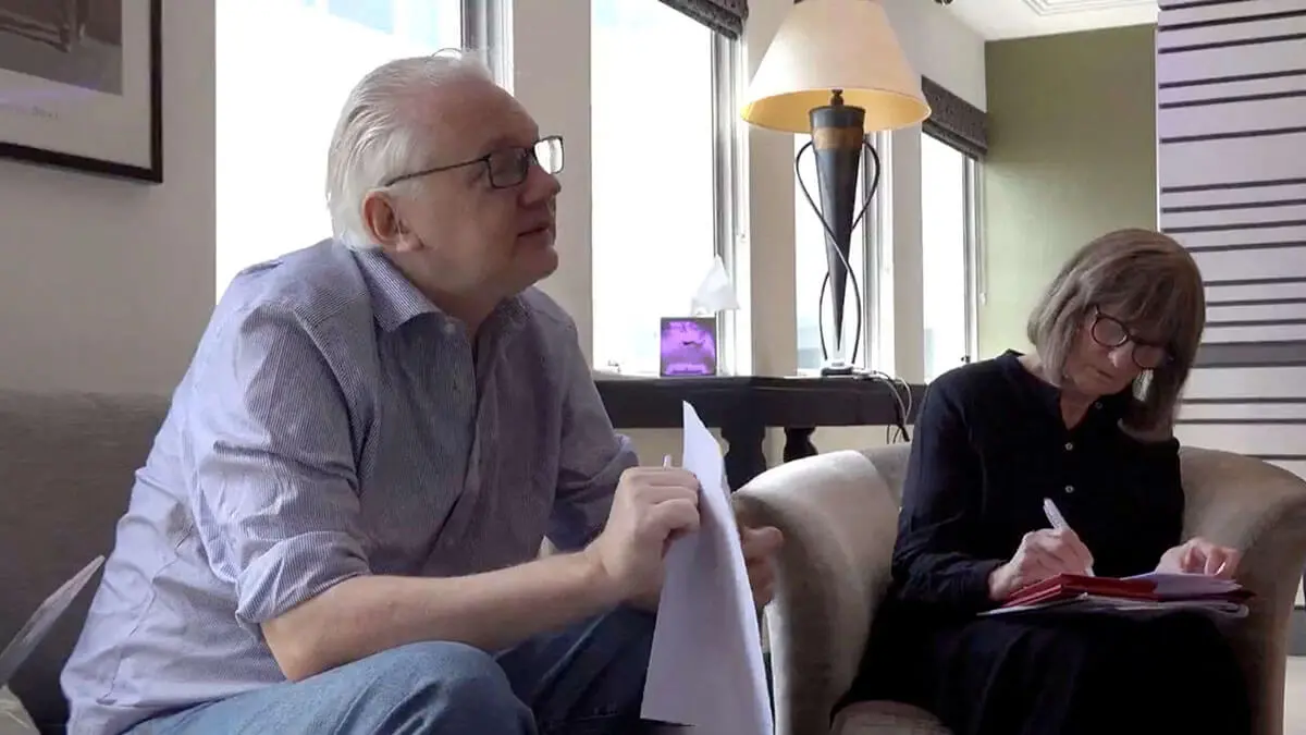 El fundador de WikiLeaks, Julian Assange, sostiene un documento en un lugar indicado como Londres, Gran Bretaña, en esta imagen fija de un video publicado el 25 de junio de 2024 - PHOTO/WIKILEAKS vía X