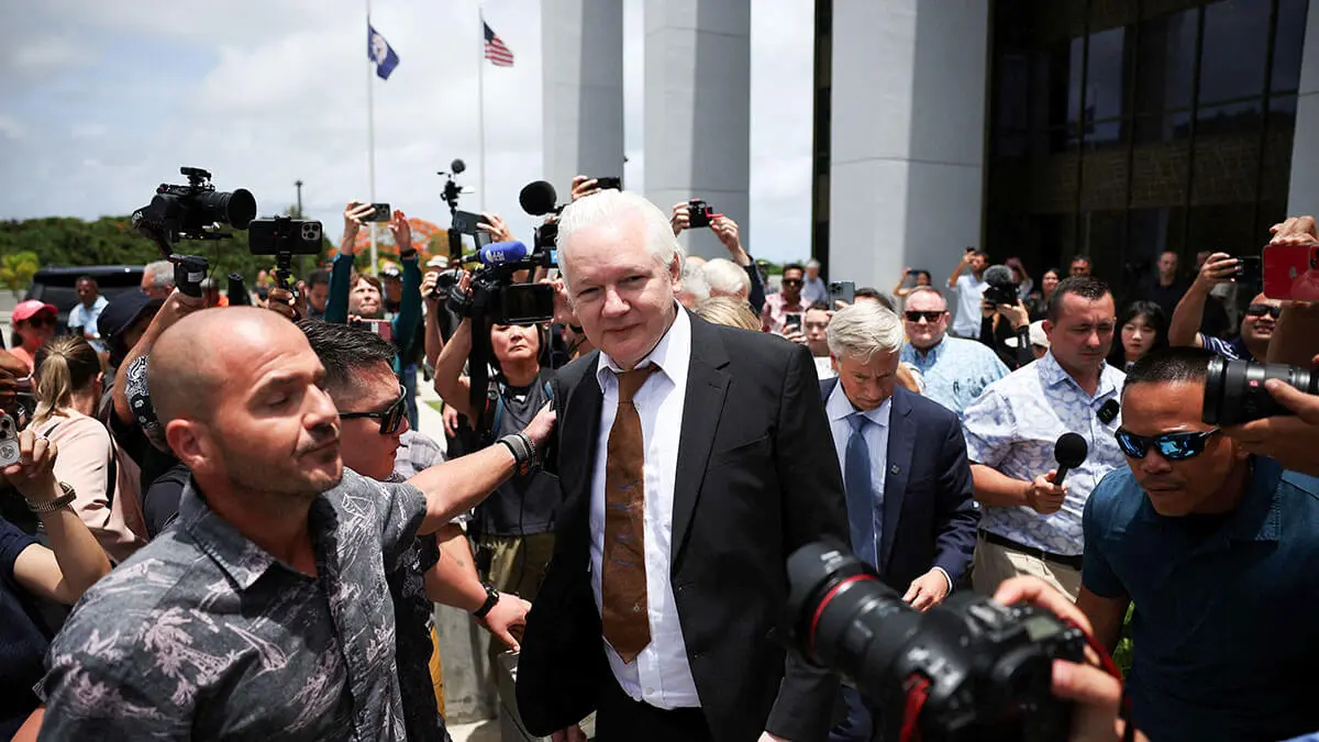 <p>El fundador de WikiLeaks, Julian Assange, sale del Tribunal de Distrito de los Estados Unidos después de una audiencia, en Saipan, Islas Marianas del Norte, EE. UU., el 26 de junio de 2024 - REUTERS/KIM HONG-JI&nbsp;</p>
