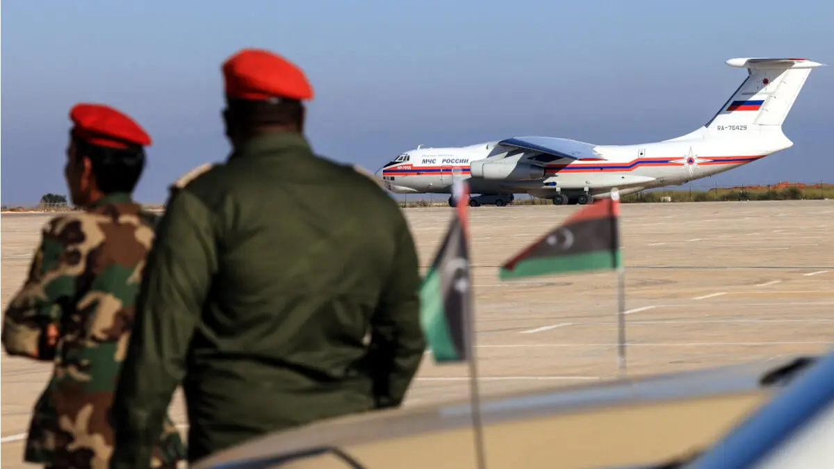 Personal militar supervisa la llegada de la ayuda transportada por un avión de transporte Ilyushin Il-76TD del Ministerio ruso para Situaciones de Emergencia - PHOTO/Karim SAHIB/AFP