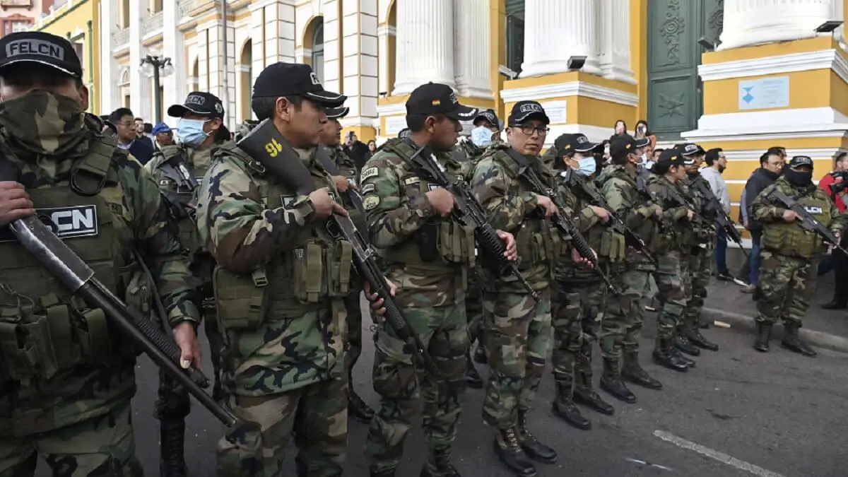 Agentes de policía montan guardia en la Plaza Murillo de La Paz el 26 de junio de 2024. El presidente boliviano, Luis Arce, denunció el miércoles un intento de “golpe de Estado” después de que soldados y tanques se desplegaran frente a edificios gubernamentales e intentaran derribar una puerta del palacio presidencial, antes de retirarse – PHOTO/AIZAR RALDES/AFP