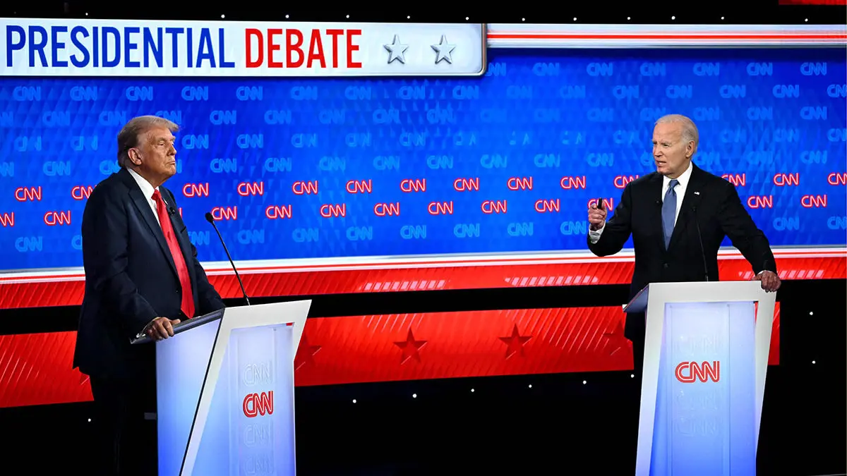 El expresidente de Estados Unidos y candidato presidencial republicano Donald Trump abandona el escenario durante una pausa comercial mientras participa en el primer debate presidencial de las elecciones de 2024 con el presidente de Estados Unidos, Joe Biden, en CNN estudios en Atlanta, Georgia, el 27 de junio de 2024 - AFP/ANDREW CABALLERO-REYNOLDS