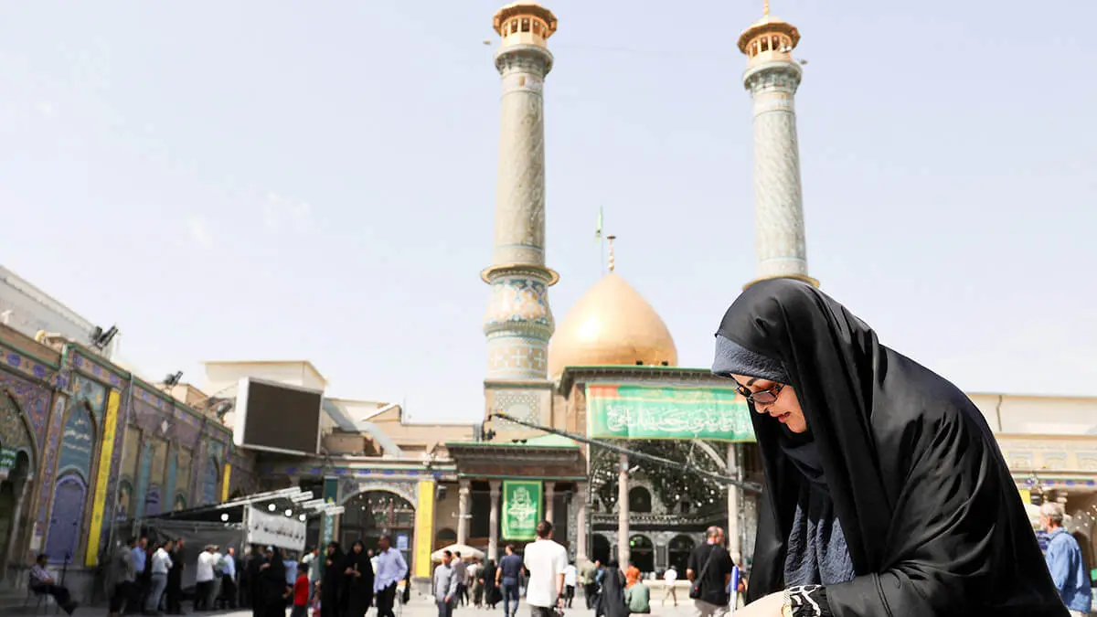 Una mujer iraní vota en un colegio electoral para elegir el sucesor de Ebrahim Raisi - WANA/MAJID ASGARIPOUR