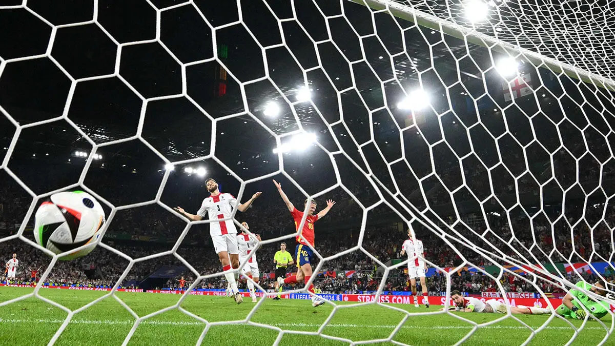 El portero de Georgia, Giorgi Mamardashvili, encaja el primer gol de su equipo durante el partido de fútbol de octavos de final de la UEFA Euro 2024 entre España y Georgia en el Estadio de Colonia el 30 de junio de 2024 - AFP/ALBERTO PIZZOLI