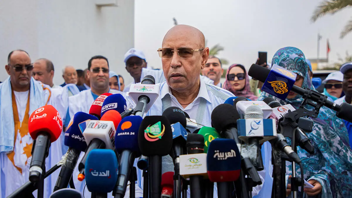 El presidente de Mauritania, Mohamed Ould Ghazouani, después de emitir su voto en la mesa electoral de Nouakchott, Mauritania - PHOTO/REUTERS