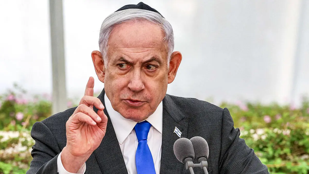 <p>El primer ministro israelí, Benjamin Netanyahu, durante una ceremonia conmemorativa estatal para las víctimas del caso Altalena de 1948, en el cementerio Nachalat Yitzhak en Tel Aviv el 18 de junio de 2024 - AFP/SHAUL GOLAN </p>