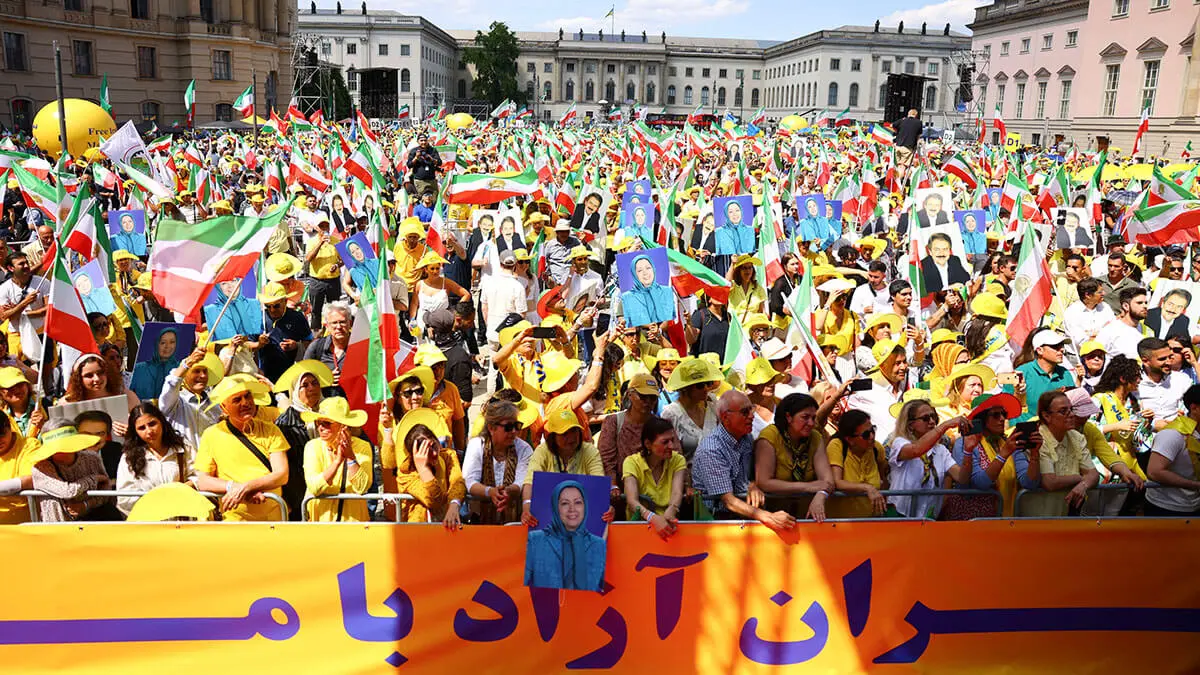 <p>Los iraníes protestan un día después de la primera vuelta de las elecciones presidenciales en Irán, en Berlín, Alemania, el 29 de junio de 2024 - REUTERS/NADJA WOHLLEBEN&nbsp;</p>
