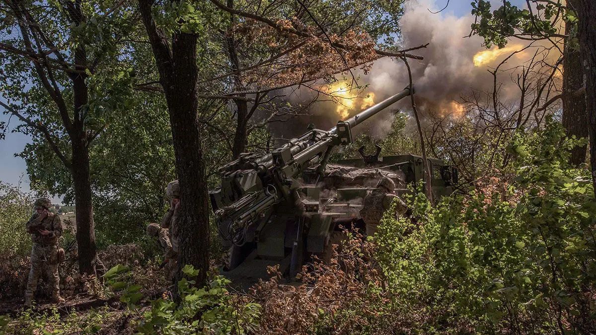 Militares ucranianos de la 55.ª Brigada de Artillería de Zaporizhia Sich disparan un obús autopropulsado CAESAR de fabricación francesa hacia posiciones rusas en la región de Donetsk, el 27 de junio de 2024 - AFP/ROMAN PILIPEY