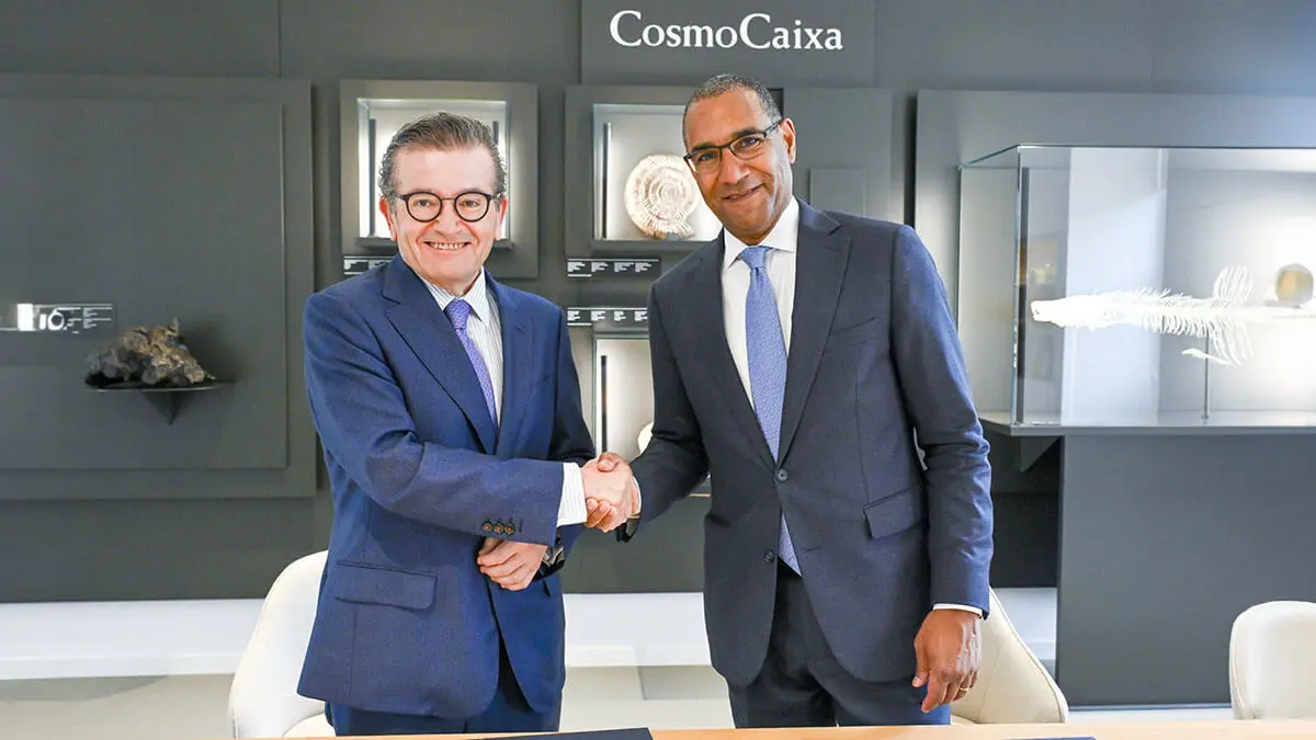 El director general adjunto de la Fundación "la Caixa", Juan Ramón Fuertes, y el presidente del AMNH, Sean Decatur - PHOTO/DAVID CAMPOS/FUNDACIÓN “La Caixa”