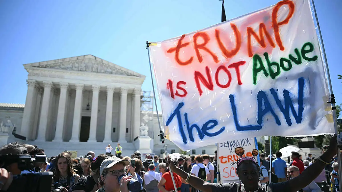 <p>Carteles contra Trump frente a la Corte Suprema de Estados Unidos el 1 de julio de 2024, en Washington, DC. Se espera que la Corte Suprema de Estados Unidos dicte el lunes la decisión más esperada de su mandato: un fallo para la historia sobre si Donald Trump, como expresidente, es inmune a ser procesado - AFP/DREW ANGERER </p>
