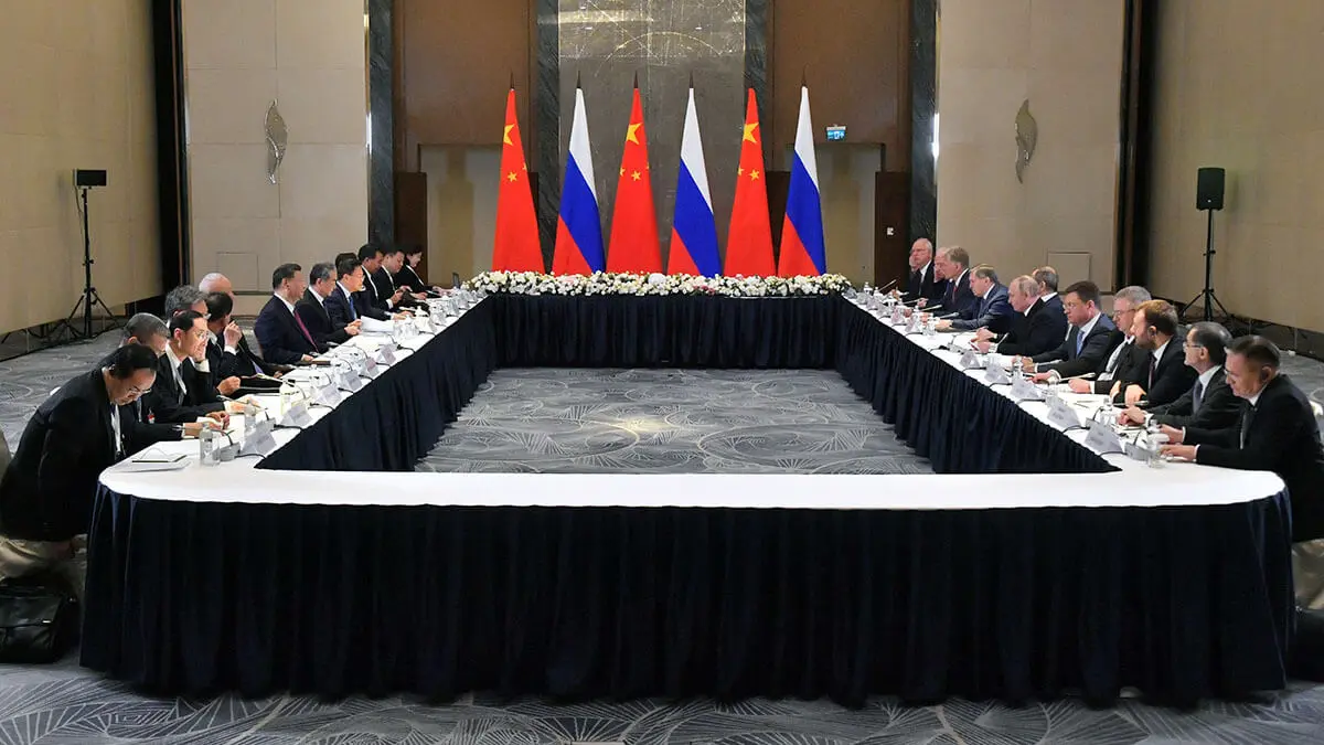 Miembros de las delegaciones, encabezadas por el presidente ruso Vladimir Putin y el presidente chino Xi Jinping, mantienen conversaciones al margen de la cumbre de la Organización de Cooperación de Shanghái (OCS) en Astaná, Kazajstán, el 3 de julio de 2024 - SPUTNIK/VLADIMIR VELENGURIN
