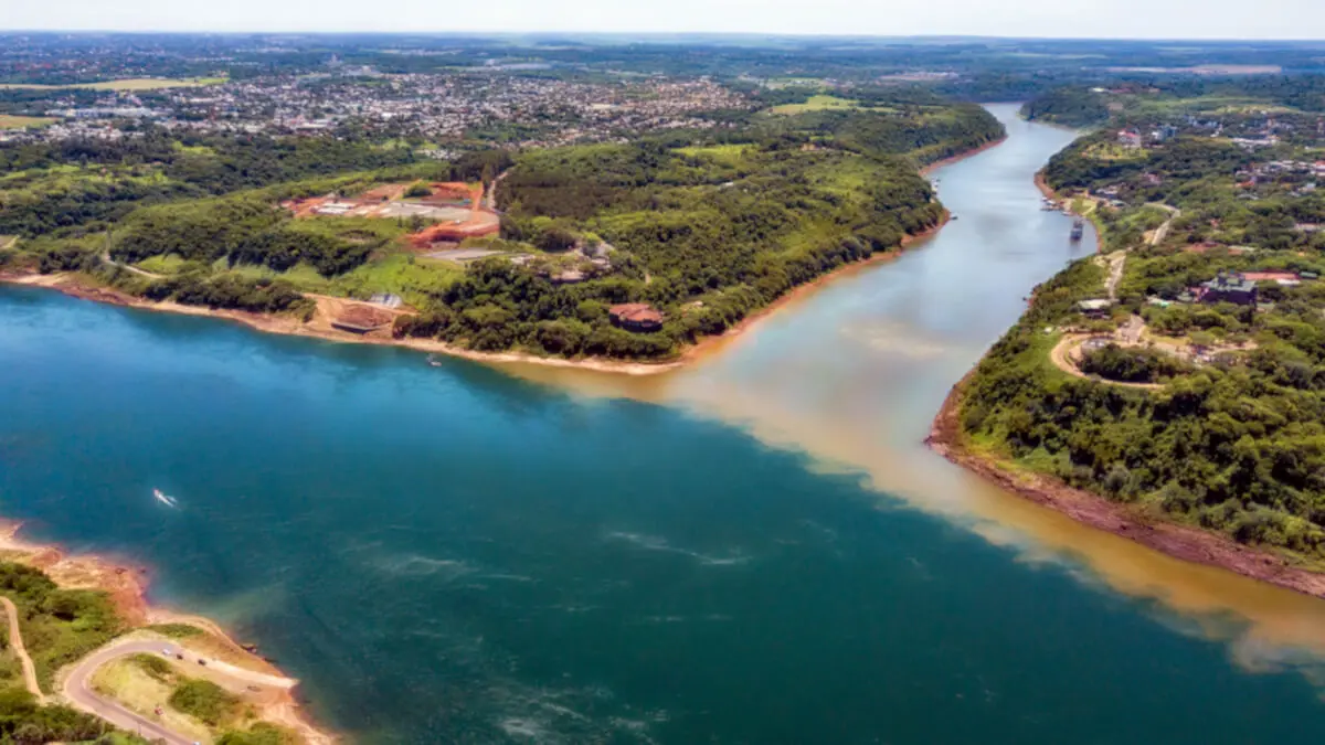 Vista aérea del hito de las tres fronteras entre Argentina, Brasil y Paraguay - <a href="https://depositphotos.com/es/?/">Depositphotos</a>