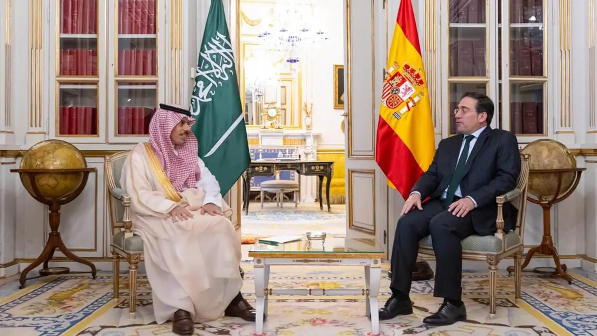 El ministro de Asuntos Exteriores, Su Alteza el Príncipe Faisal bin Farhan, se reunió con el ministro de Asuntos Exteriores de España, José Manuel Albares, al margen de la participación de Su Alteza en la reunión anual del Consejo Europeo de Relaciones Exteriores - PHOTO/@KSAmofaEN
