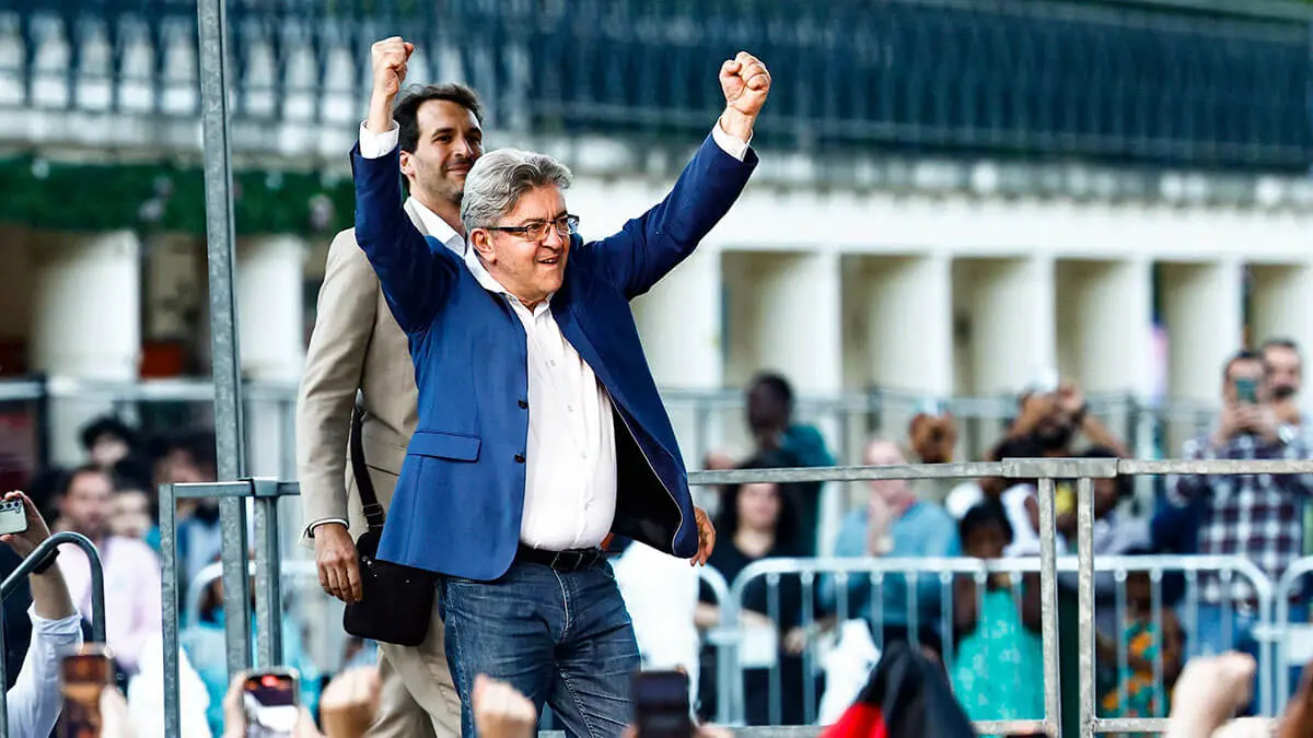 <p>El fundador del partido de izquierda La France Insoumise (LFI), Jean-Luc Mélenchon, reacciona durante la noche electoral del partido de izquierda La France Insoumise (LFI) tras los primeros resultados de la segunda vuelta de las elecciones legislativas francesas en La Rotonde Stalingrad en París el 7 de julio de 2024 - AFP/SAMEER DOUMY </p>
