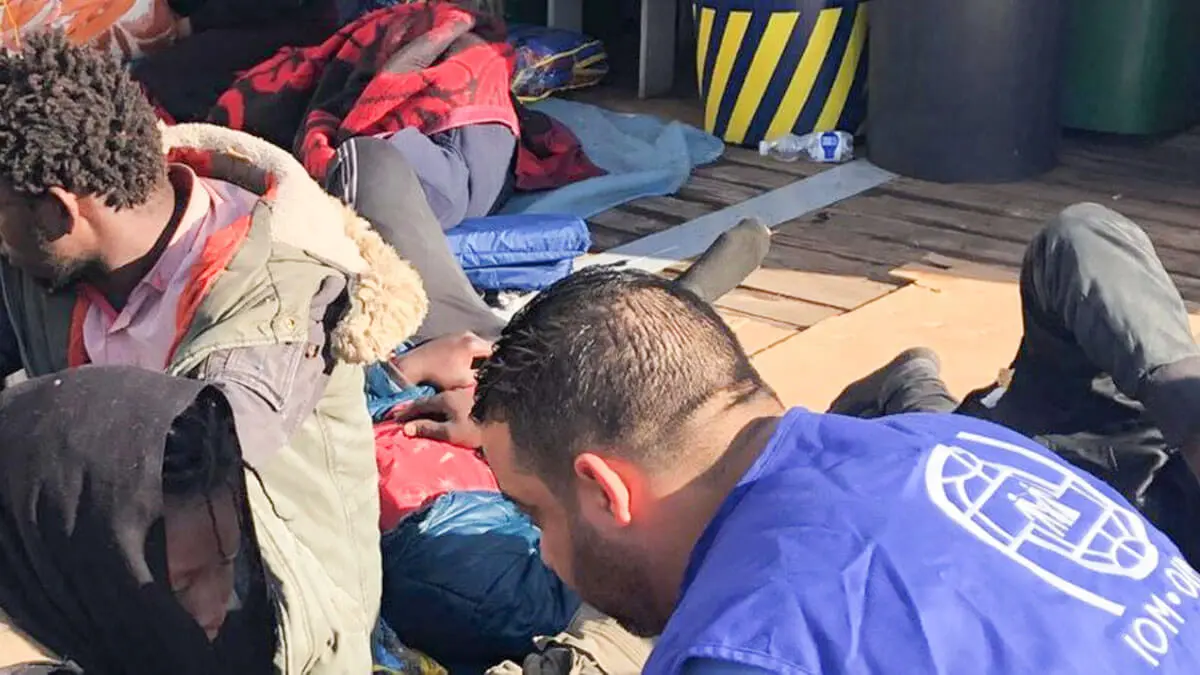 <p>Migrantes que fueron devueltos a tierra en Libia tras intentar cruzar el mar para llegar a Europa reciben el apoyo de trabajadores humanitarios de la OIM - PHOTO/ARCHIVO/OIM Libia</p>