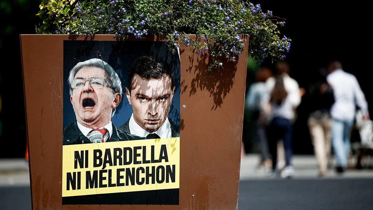 <p>Cartel con fotos de Jean-Luc Mélenchon, miembro del partido de oposición de extrema izquierda francés La France Insoumise, y Jordan Bardella, presidente del partido de extrema derecha francés Agrupación Nacional (Rassemblement National; RN), con el lema “Ni Bardella ni Mélenchon”, antes de las elecciones parlamentarias francesas, en París, Francia, el 28 de junio de 2024 - REUTERS/BENOIT TESSIER </p>