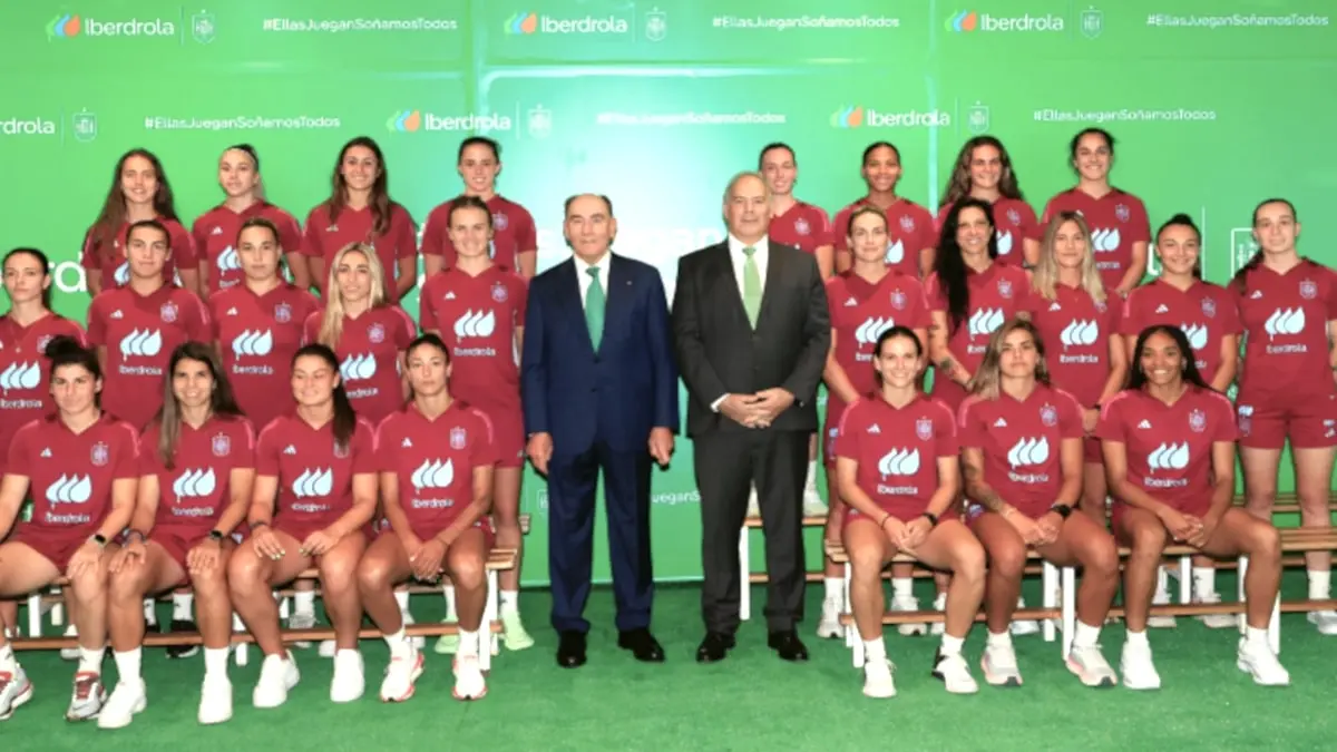 El presidente de Iberdrola, Ignacio Galán, transmite el apoyo incondicional de la compañía a los jugadores de la selección nacional de fútbol ante los partidos de París