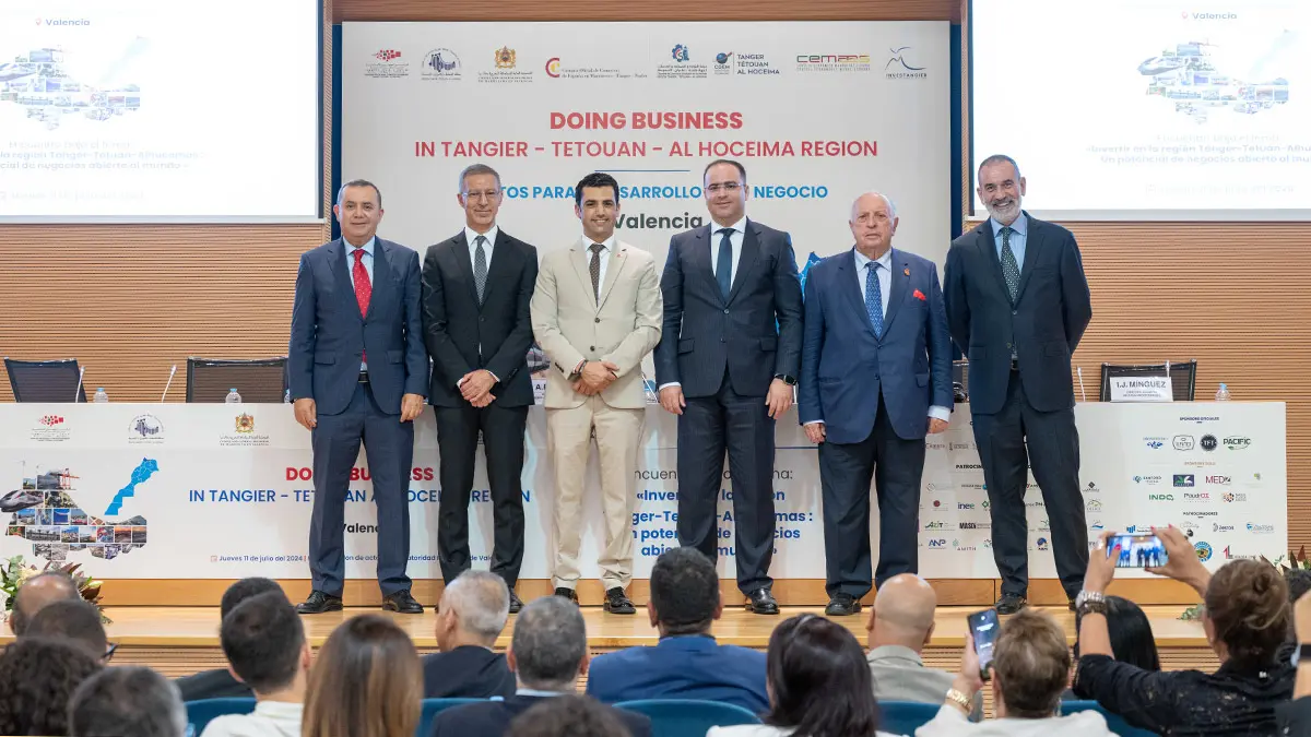 <p>Fotografía de familia de la mesa inaugural del foro “Doing Business en la Región Tánger-Tetuán-Alhucemas: un potencial de negocios abierto al mundo” - PHOTO/ATALAYAR </p>