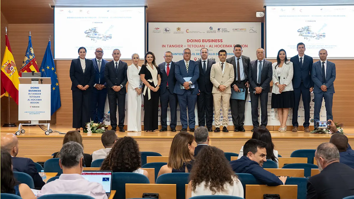 <p>Fotografía de familia del primer panel del “Doing Business” en Valencia - PHOTO/ATALAYAR </p>