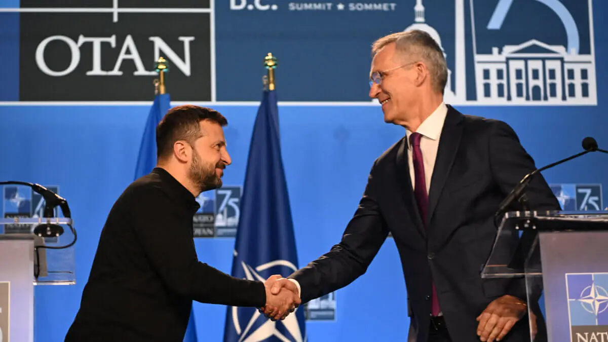 El secretario general de la OTAN, Jens Stoltenberg, estrecha la mano del presidente de Ucrania, Volodymyr Zelensky, durante una conferencia de prensa al margen de la Cumbre de la OTAN - ROBERTO SCHMIDT / AFP