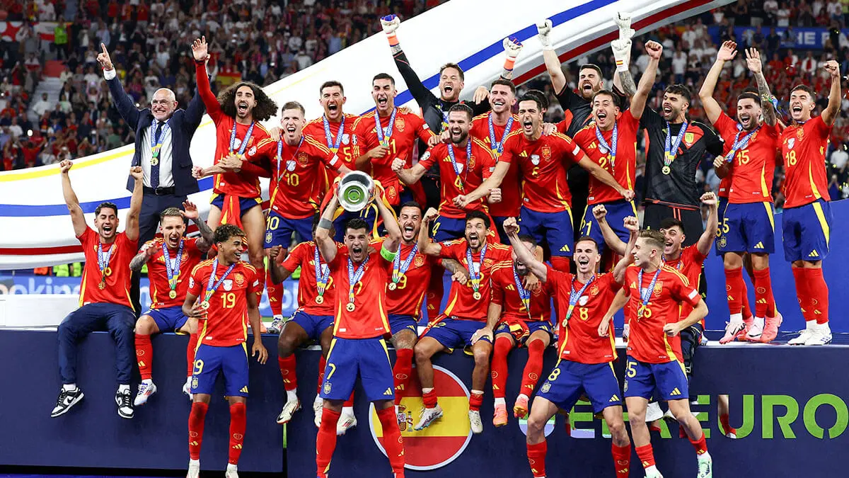 <p>Álvaro Morata levanta el trofeo después de la victoria - REUTERS/LEE SMITH </p>