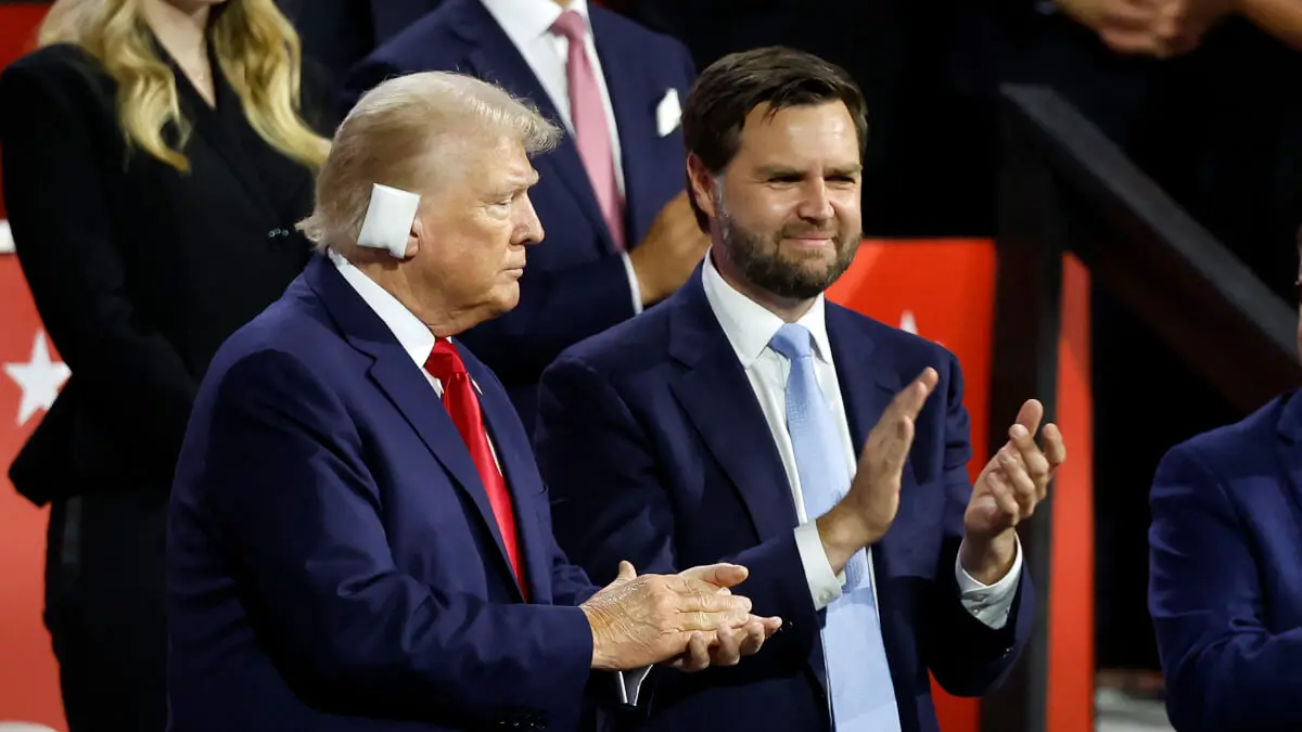 El expresidente estadounidense y candidato presidencial republicano para 2024, Donald Trump, junto al senador estadounidense de Ohio y candidato republicano a vicepresidente para 2024, JD Vance - KAMIL KRZACZYNSKI / AFP