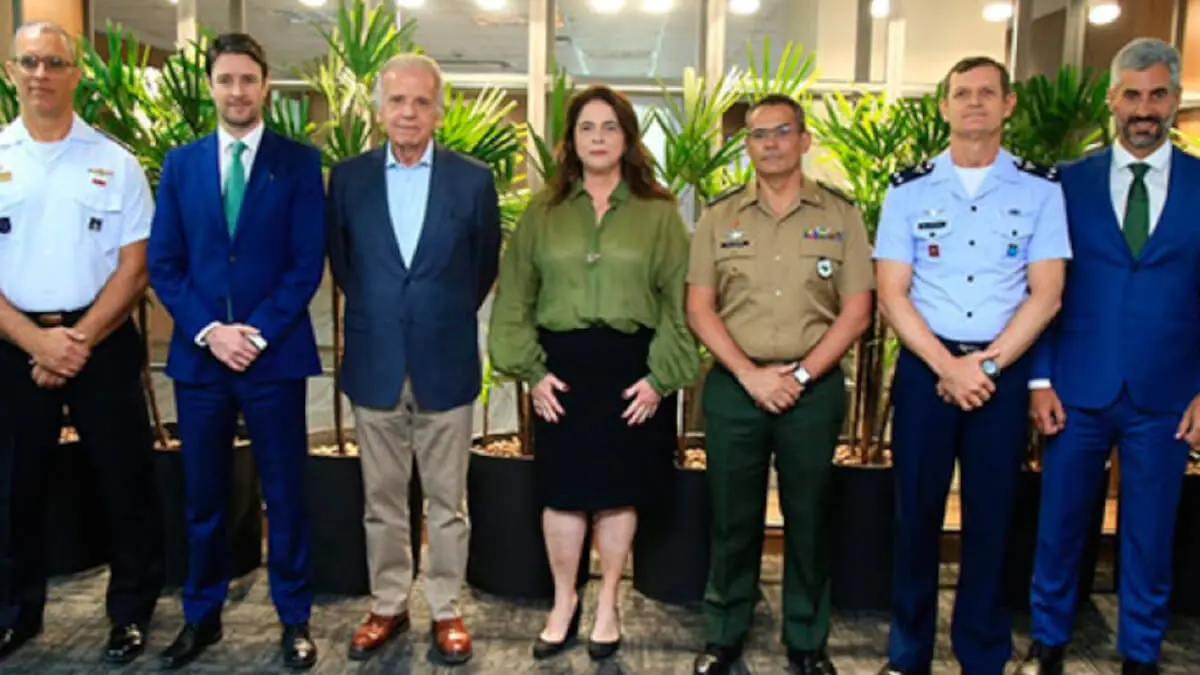 <p>De izquierda a derecha, el contralmirante Souza Júnior, junto al CEO de Neoenergia, Eduardo Capelastegui; el ministro de Defensa, José Mucio Monteiro; la vicepresidenta de Neoenergia, Solange Ribeiro; el general de Ejército Oliveira, y el brigadier del Aire Hoffmann.</p>
