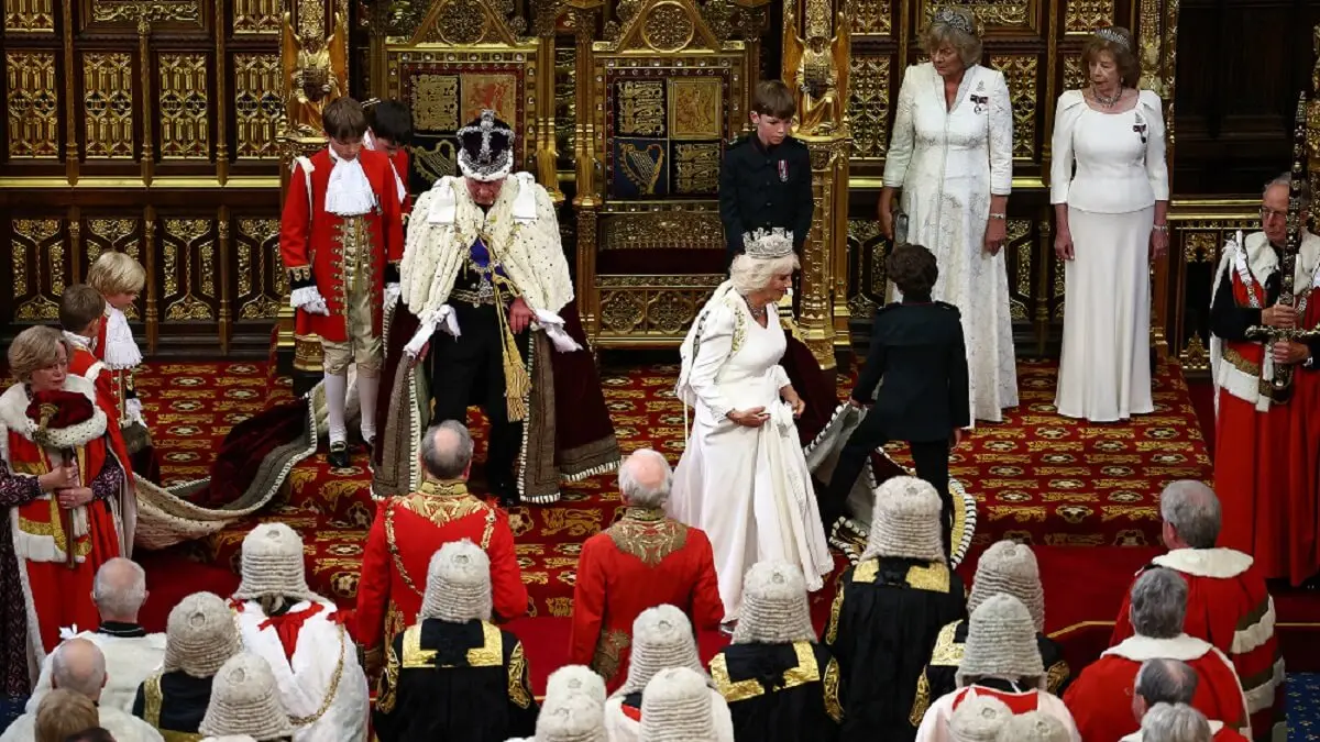 El rey Carlos III de Gran Bretaña, llevando la Corona Imperial de Estado y la Túnica de Estado, y la reina Camilla de Gran Bretaña, llevando la Diadema de Estado Jorge IV y la Túnica de Estado, salen después de que él leyera el “Discurso del Rey” desde el Trono del Soberano en la Cámara de los Lores, durante la Apertura de Estado del Parlamento, en las Casas del Parlamento, en Londres, el 17 de julio de 2024 – PHOTO/HENRY NICHOLLS/POOL/AFP
