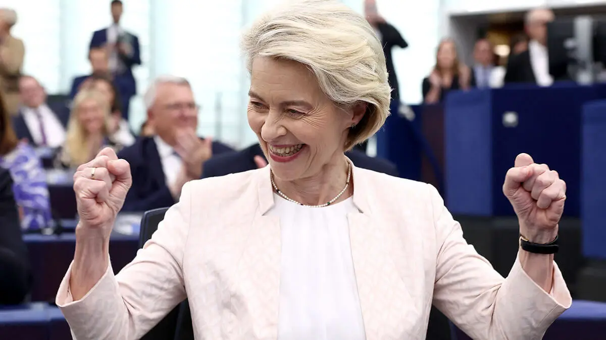 La presidenta de la Comisión Europea, Ursula von der Leyen, celebra su reelección para un segundo mandato en el Parlamento Europeo en Estrasburgo, este de Francia, el 18 de julio de 2024 - AFP/ FREDERICK FLORIN