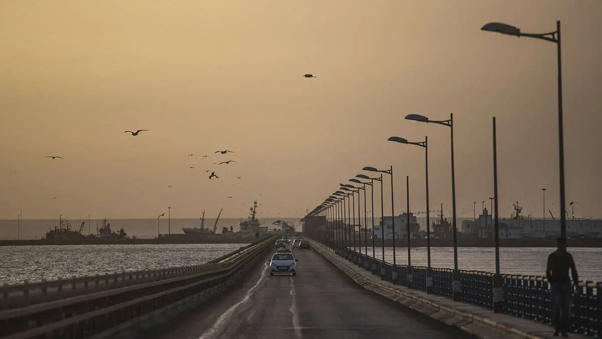 Vista de la carretera que conduce al puerto pesquero de Dajla, Sáhara Occidental - AP/MOSAAB ELSHAMY