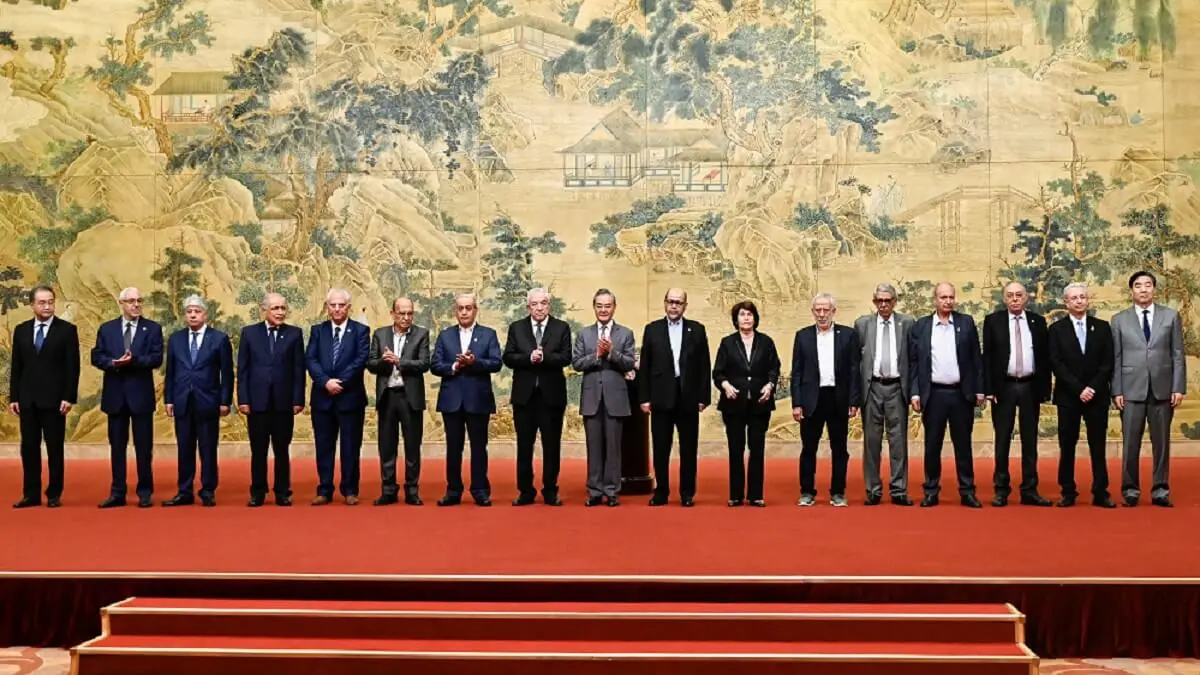 El ministro de Asuntos Exteriores de China, Wang Yi (C), posa para una foto de grupo con miembros de las facciones palestinas durante la firma de la “declaración de Pekín” en la Casa de Huéspedes del Estado Diaoyutai, en Pekín, el 23 de julio de 2024 – PHOTO/Pedro PARDO/AFP