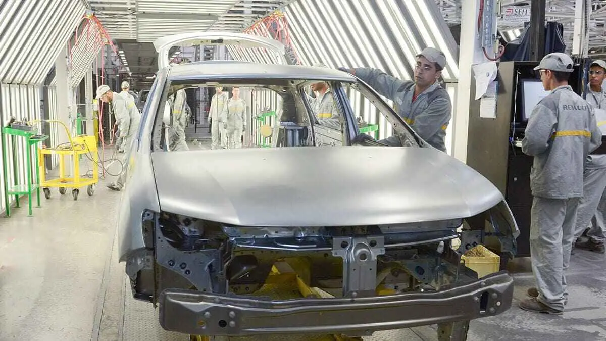 Línea de producción en la nueva segunda fase de la fábrica de Renault en Tánger - AFP/FADEL SENNA
