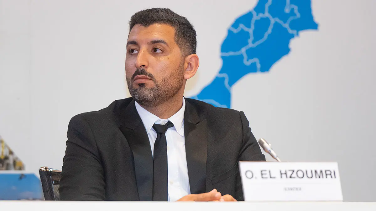 <p>Omar El Hzoumri en su intervención en el “Doing Business in Tangier-Tetouan-Al Hoceima Region” celebrado en el salón de actos de la Autoridad Portuaria de Valencia - PHOTO/ATALAYAR</p>
