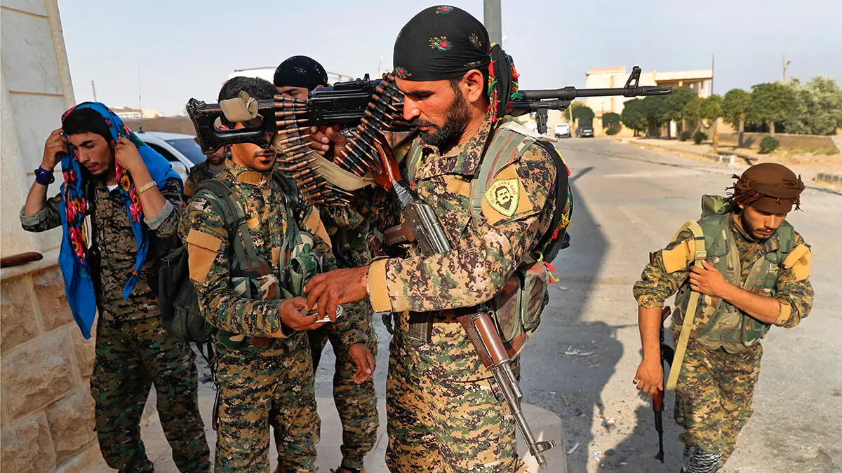 Combatientes de las Fuerzas Democr&aacute;ticas Sirias (FDS), respaldadas por Estados Unidos, se preparan para la batalla contra militantes del Daesh en Raqqa, noreste de Siria - AP/HUSSEIN MALLA