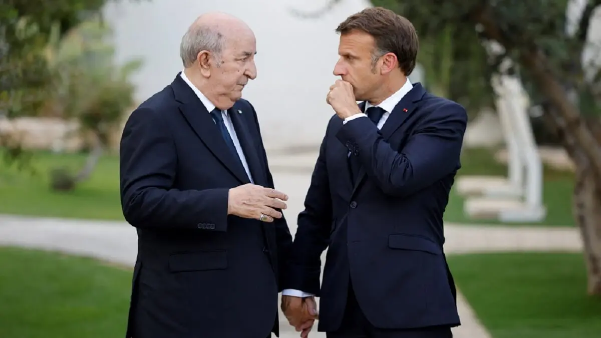 El presidente de Francia, Emmanuel Macron (dcha.), conversa con el presidente de Argelia, Abdelmadjid Tebboune (izq.), durante su asistencia a la cumbre del G7 organizada por Italia en la región de Apulia, en el complejo Borgo Egnazia, en Savelletri, el 13 de junio de 2024 – PHOTO/Ludovic MARIN/AFP
