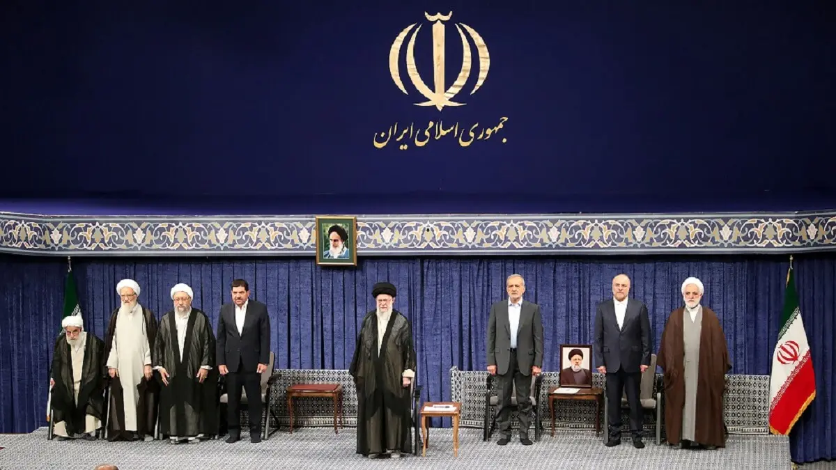En una imagen facilitada por la oficina del líder supremo iraní, el ayatolá Alí Jamenei, se ve a Jamenei (Centro) junto al presidente electo Masud Pezeshkian (3º dcha.), el presidente en funciones Mohammad Mokhber (4º izq.), el presidente del Parlamento iraní, Mohammad Bagher Ghalibaf (2º dcha.), y el presidente del Poder Judicial iraní, Mohsen Ejeie (dcha.), durante la ceremonia de investidura del nuevo presidente, en Teherán, el 28 de julio de 2024 – PHOTO/AFP PHOTO/KHAMENEI.IR