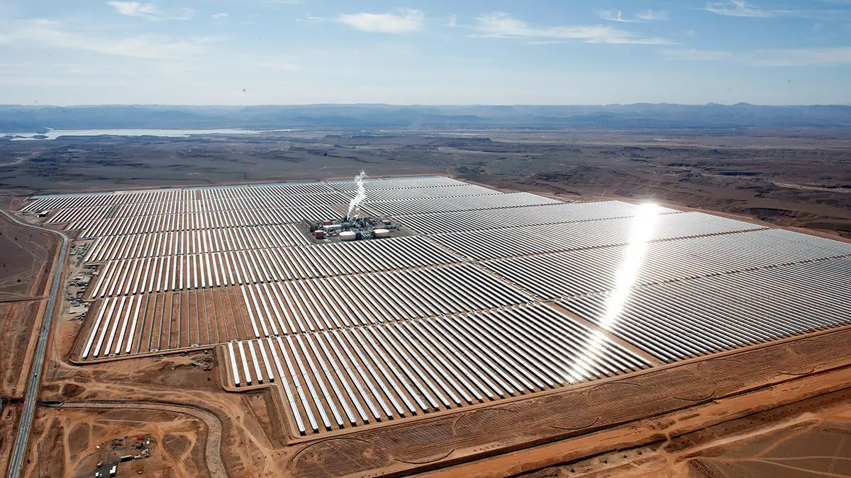 Vista a&eacute;rea de los espejos solares en la planta de energ&iacute;a solar concentrada (CSP) Noor 1, a unos 20 km (12,5 millas) de la ciudad de Ouarzazate, en el centro de Marruecos - AP/ABDELJALIL BOUNHAR