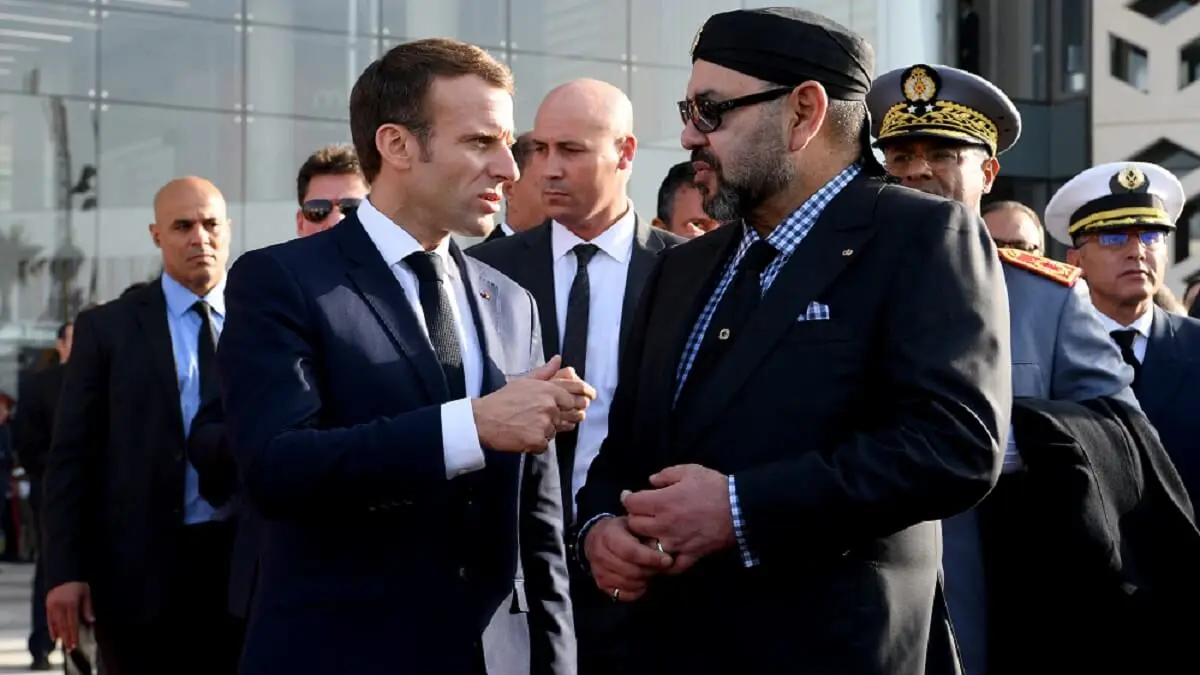 El rey marroquí Mohamed VI habla con el presidente francés Emmanuel Macron tras inaugurar una línea de alta velocidad en la estación de tren de Rabat el 15 de noviembre de 2018 – PHOTO/CHRISTOPHE ARCHAMBAULT/POOL/AFP