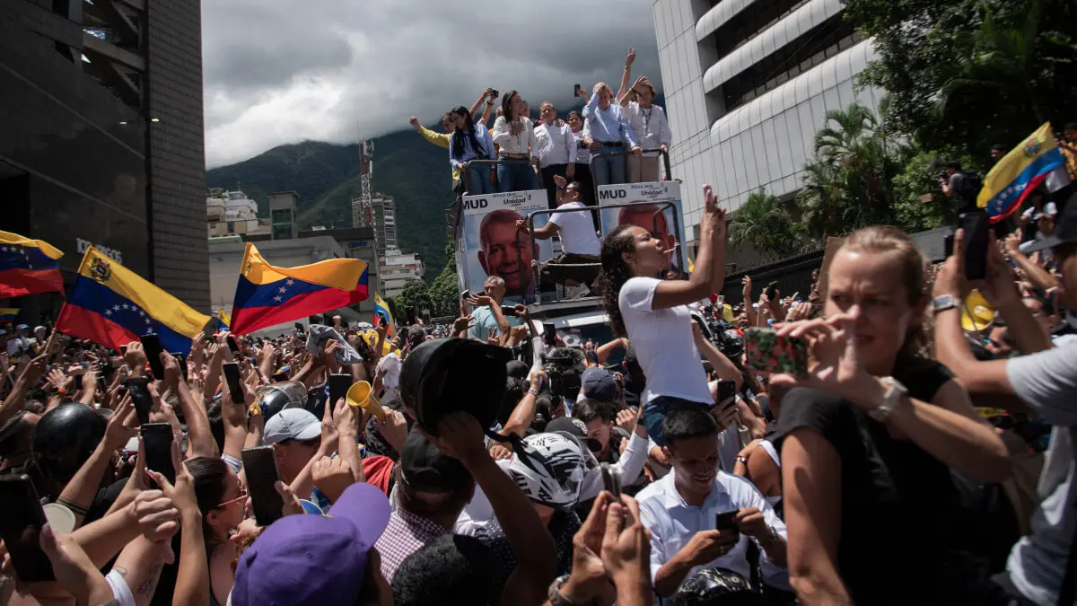 Opositores al presidente venezolano Nicolás Maduro durante una manifestación convocada por el candidato presidencial Edmundo González Urrutia y la líder opositora María Corina Machado, frente a la sede de las Naciones Unidas en Caracas, Venezuela, el 30 de julio de 2024 - Jonathan Lanza / NurPhoto / NurPhoto vía AFP