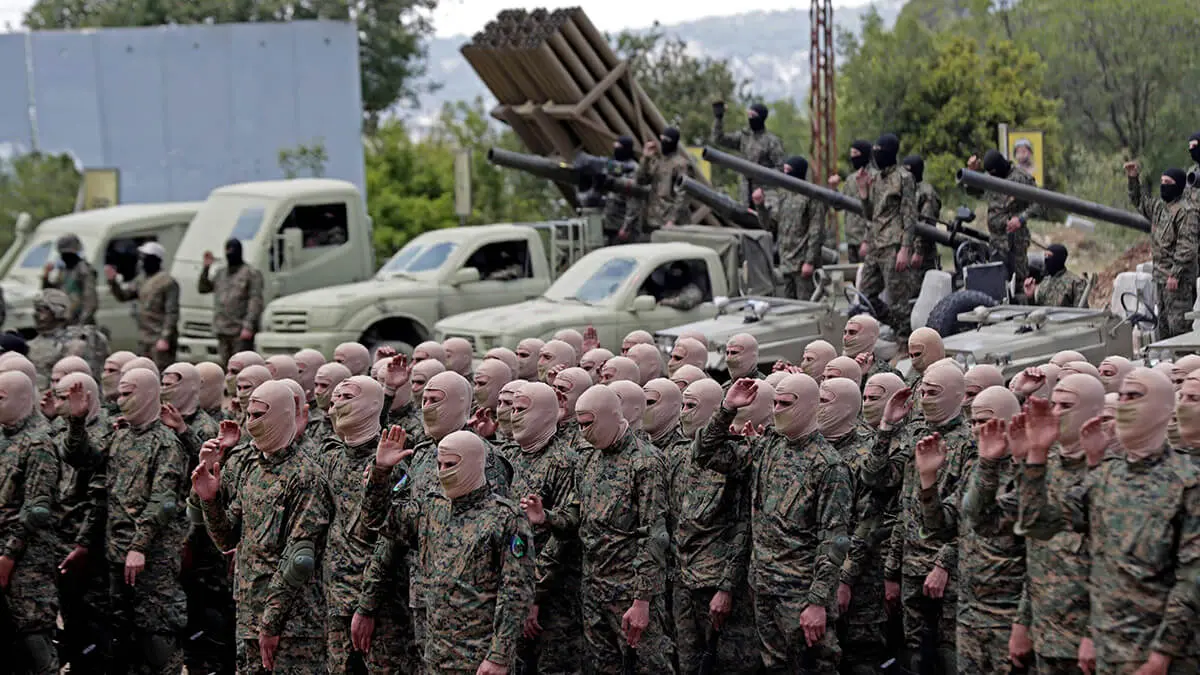 <p>Combatientes libaneses de Hezbolá participan en incursiones transfronterizas, parte de un ejercicio militar a gran escala, en Aaramta, en la frontera con Israel, el 21 de mayo de 2023, antes del aniversario de la retirada de Israel  - AFP/ ANWAR AMRO&nbsp;</p>
