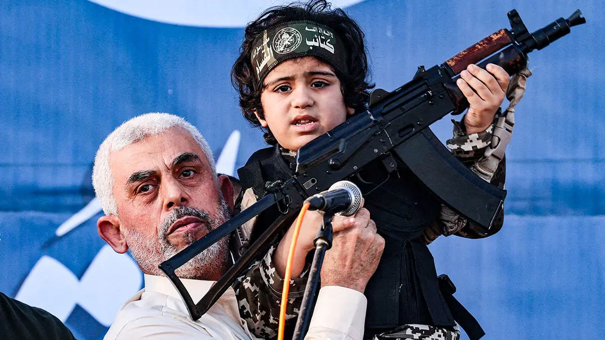 El líder de Hamás en Gaza, Yahya Sinwar, con el hijo de un combatiente de las Brigadas Al-Qassam que murió en combate con Israel durante una manifestación en la ciudad de Gaza el 24 de mayo de 2021 - AFP/EMMANUEL DUNAND