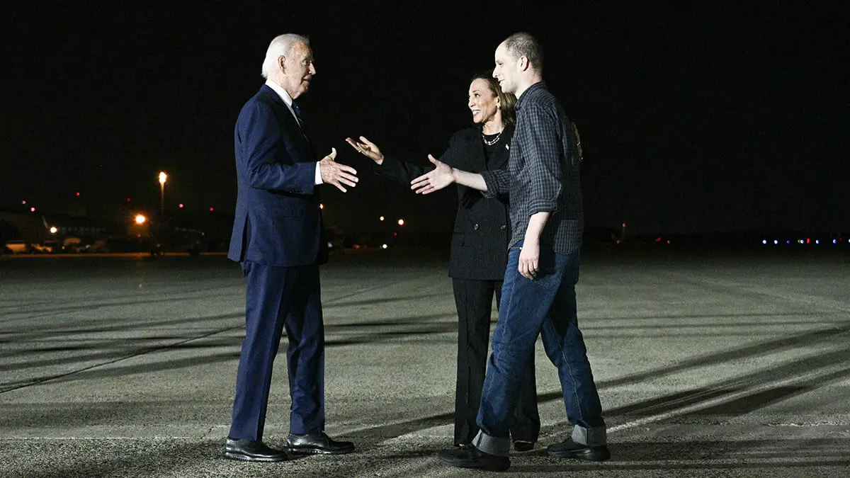Evan Gershkovich es recibido por el presidente de Estados Unidos, Joe Biden, y la vicepresidenta, Kamala Harris, a su llegada a la base conjunta Andrews, en Maryland, el 1 de agosto de 2024 - AFP/BREDAN SMIALOWSKI 