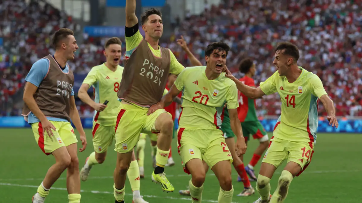 El defensa español Junlu Sánchez celebra después de anotar el segundo gol de su equipo durante el partido de fútbol de semifinales masculino entre Marruecos y España de los Juegos Olímpicos de París 2024 - Pascal GUYOT / AFP