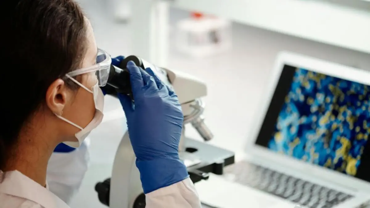 Imagen de una científica en el laboratorio. Imagen cedida por Pexels. © Edward Jenner