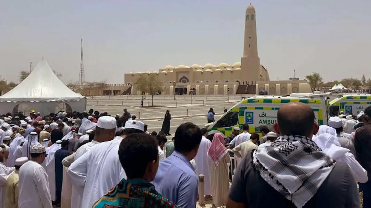 Los fieles rezan en el recinto cercano a la mezquita del imán Muhammad bin Abdul Wahhab durante el funeral de Ismail Haniyeh, líder palestino de Hamás, en Doha, el 2 de agosto de 2024 - AFP