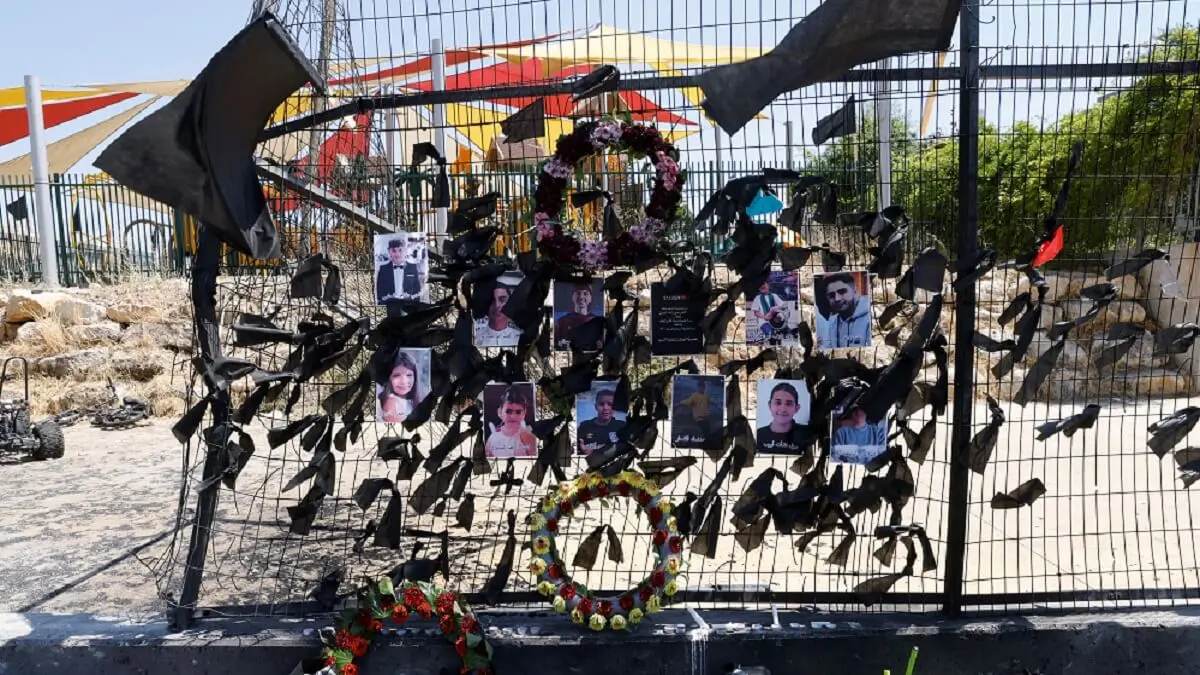 Retratos de los niños y jóvenes muertos cuelgan de la valla del estadio de fútbol donde cayó un cohete, en el pueblo druso de Majdal Shams, en los Altos del Golán anexionados por Israel, el 29 de julio de 2024, en medio de los continuos enfrentamientos transfronterizos entre tropas israelíes y combatientes de Hezbolá – PHOTO/Jalaa MAREY/AFP