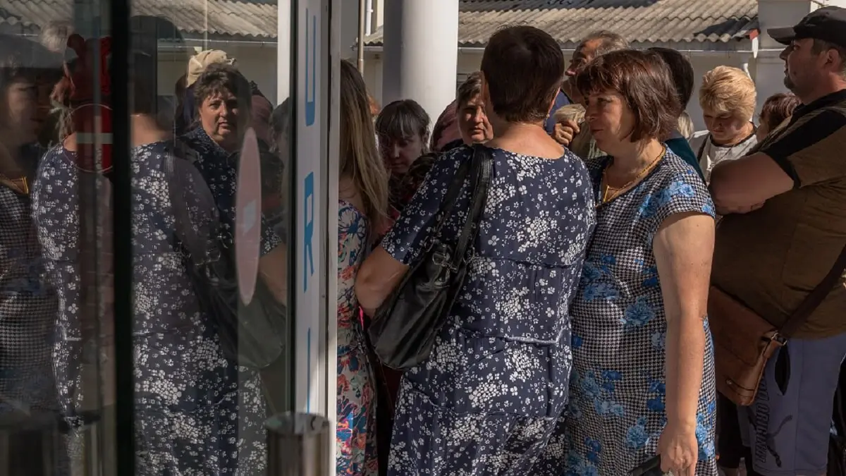 Residentes evacuados debido a los bombardeos de pueblos cercanos a la frontera con Rusia se reúnen en un centro de evacuación en Sumy, el 11 de agosto de 2024, en medio de la invasión rusa de Ucrania – PHOTO/Roman PILIPEY/AFP